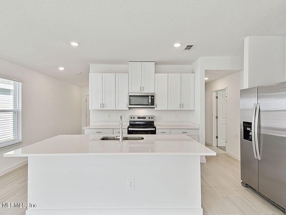 3rd image of 7379 QUEENSGATE Circle