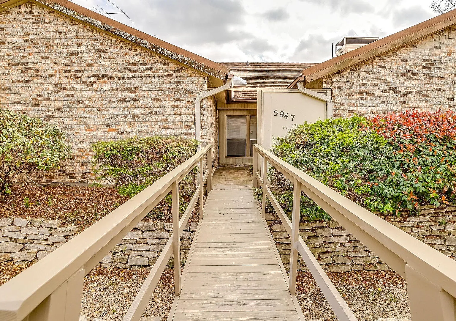 Secluded Nice Townhome- 3 Bed, 2 Bath, 2 Car Garage- 76112 — Photo 4