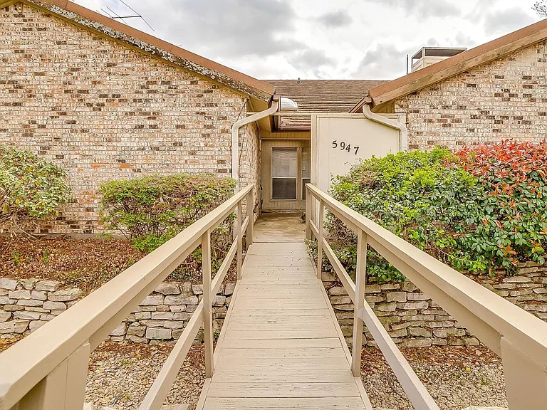 5947 Chimney Wood Cir — Photo 4