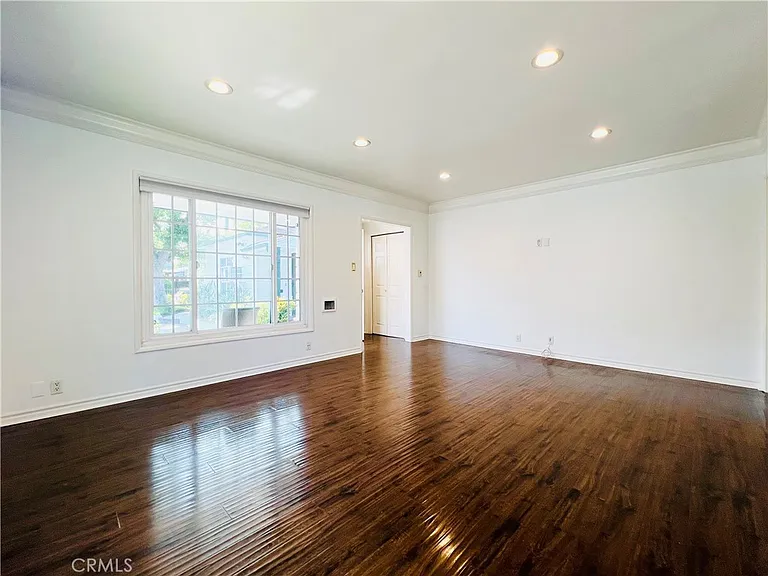 5118 Riverton Ave — Photo 6
