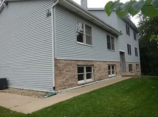 358 College St APT E, Crystal Lake, IL 60014