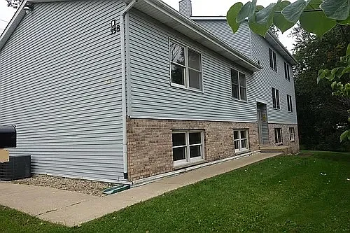 358 College St Photo 1