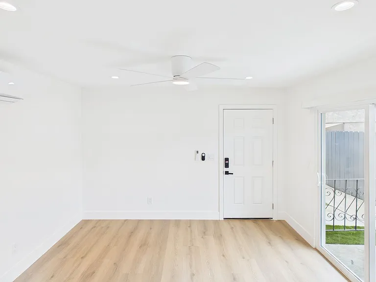 1043 Law St — Photo 2