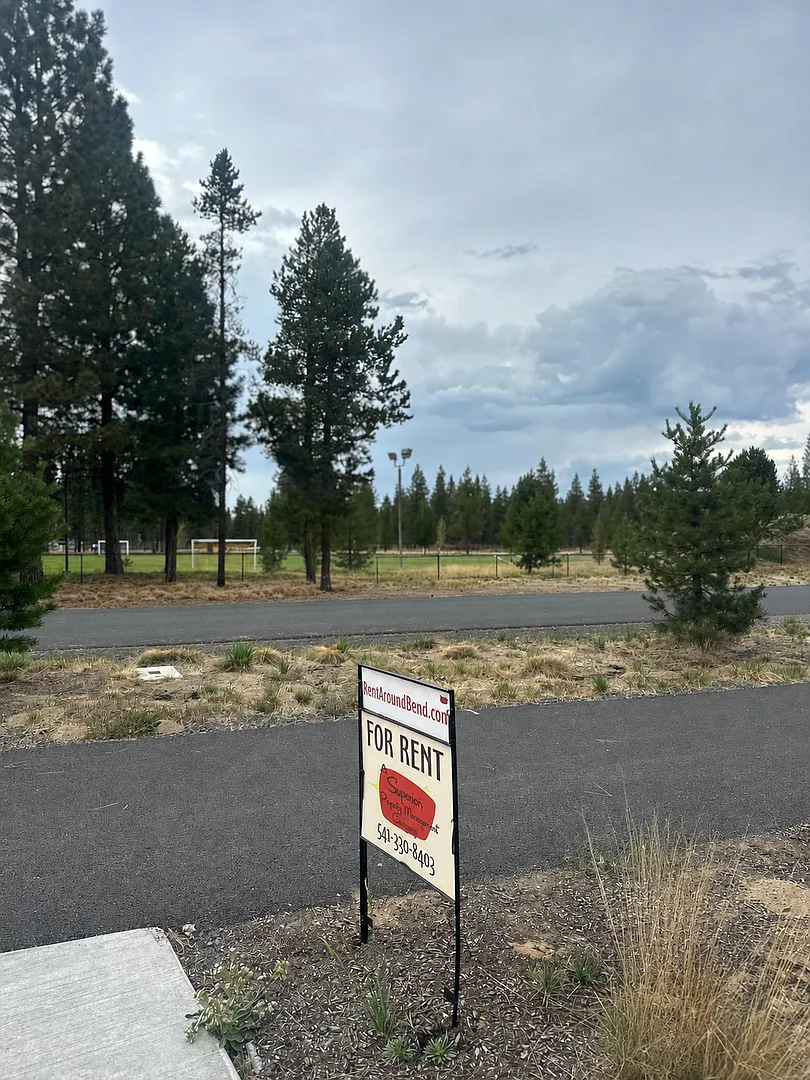 Spacious 3 Bedroom Home in Crescent Creek Primary Suite on Main Level! — Photo 3