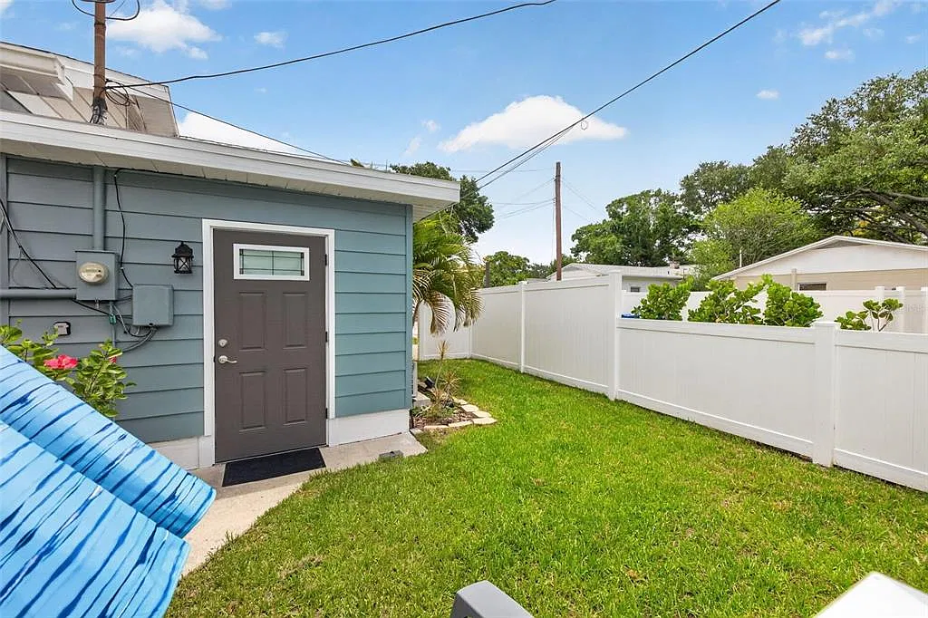 Studio, 1.0 bath, 250 sqft, $1,500 — Photo 2