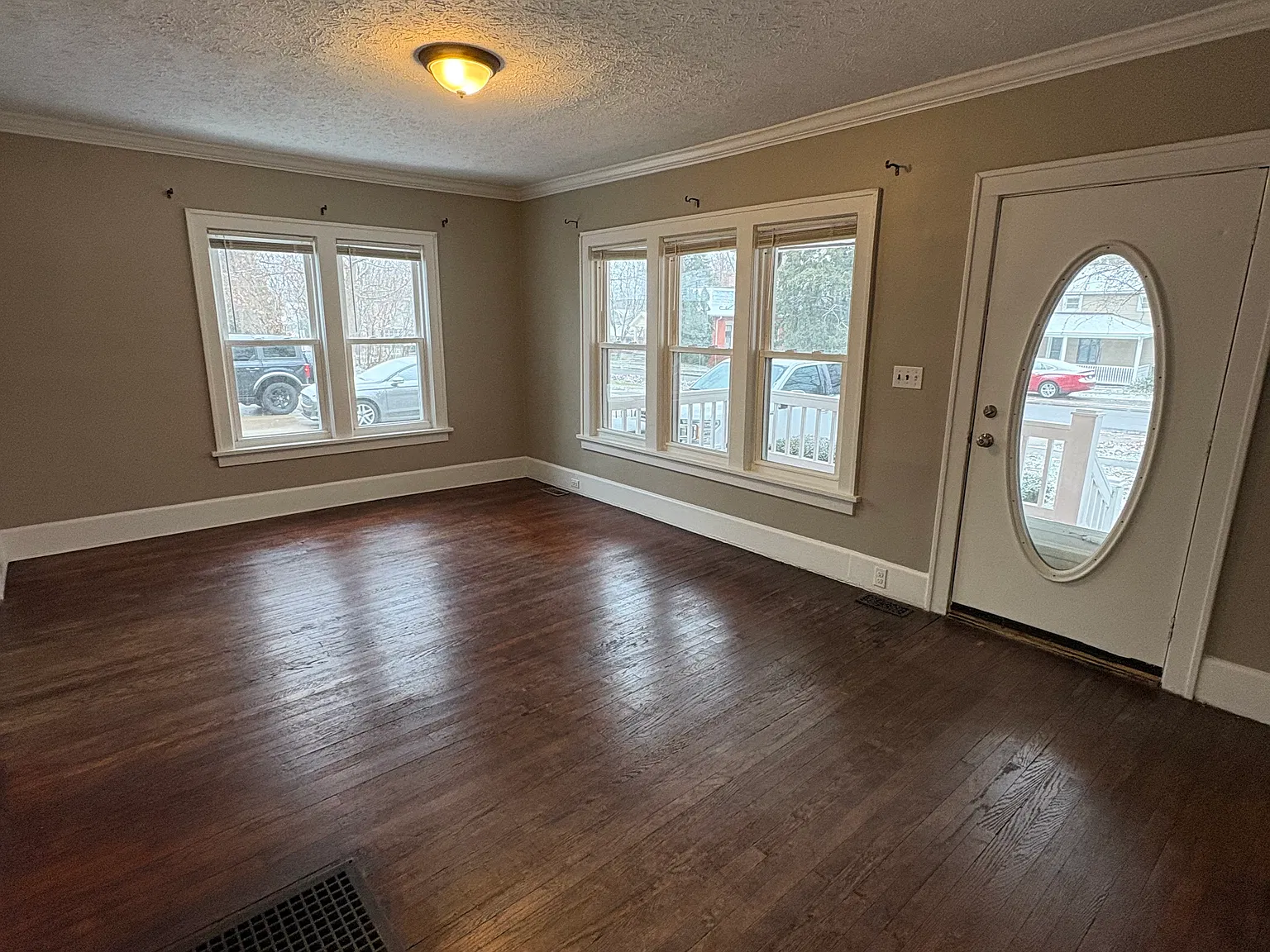 3 bed, 1.5 bath, 1504 sqft, $2,100 — Photo 2