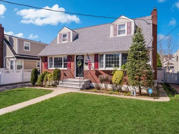 305 Seidman Place, Franklin Square, NY 11010