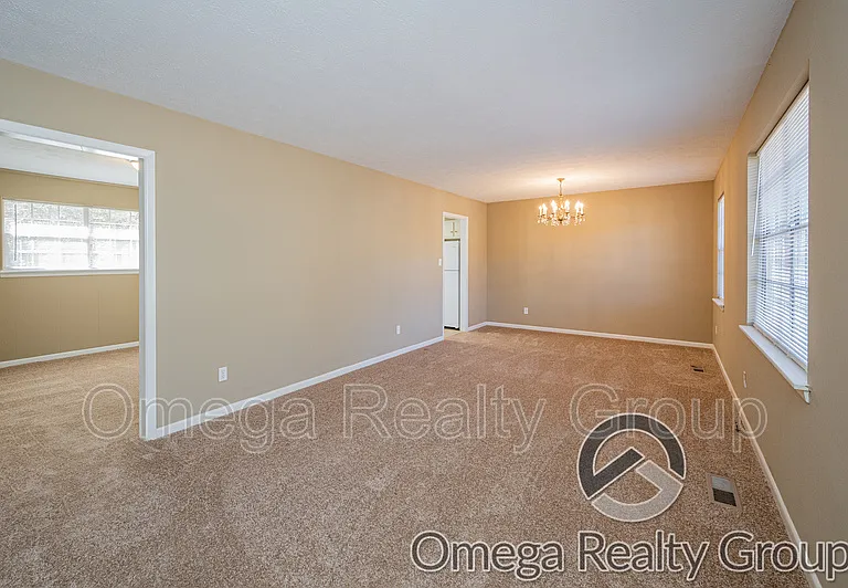 504 Roselle Ln — Photo 4