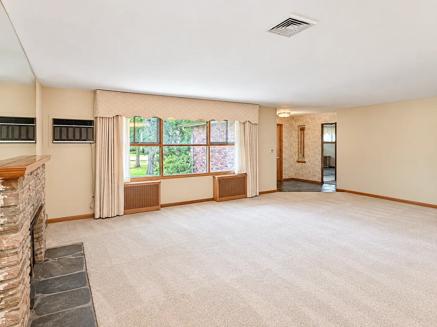 4 bed, 2400 sqft, $6,500 — Photo 3