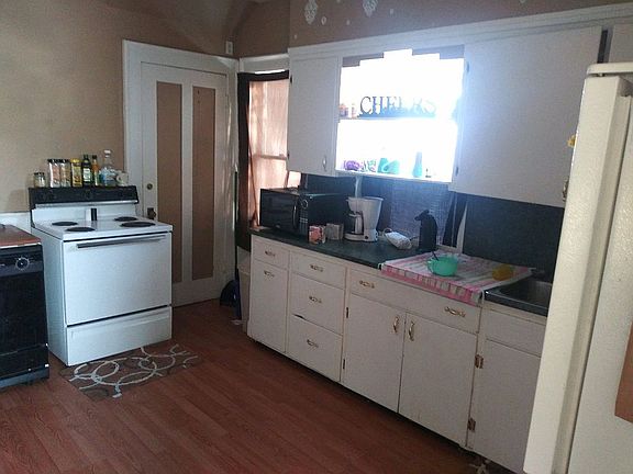 kitchen w/dr to yard & bsmt