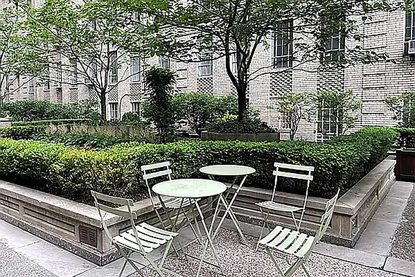 Rented by Coldwell Banker Warburg | media 8