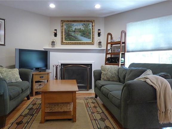 3rd image of 904 Windsor Ln