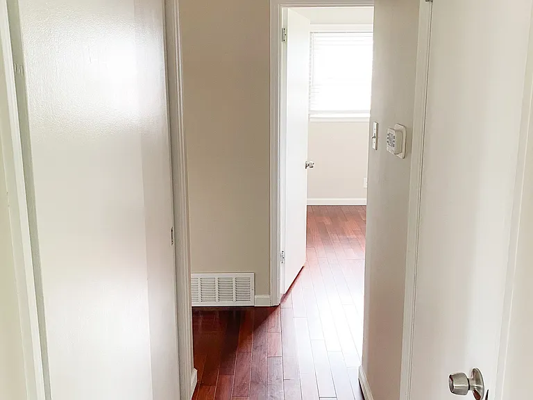 872 Summerville Dr — Photo 3