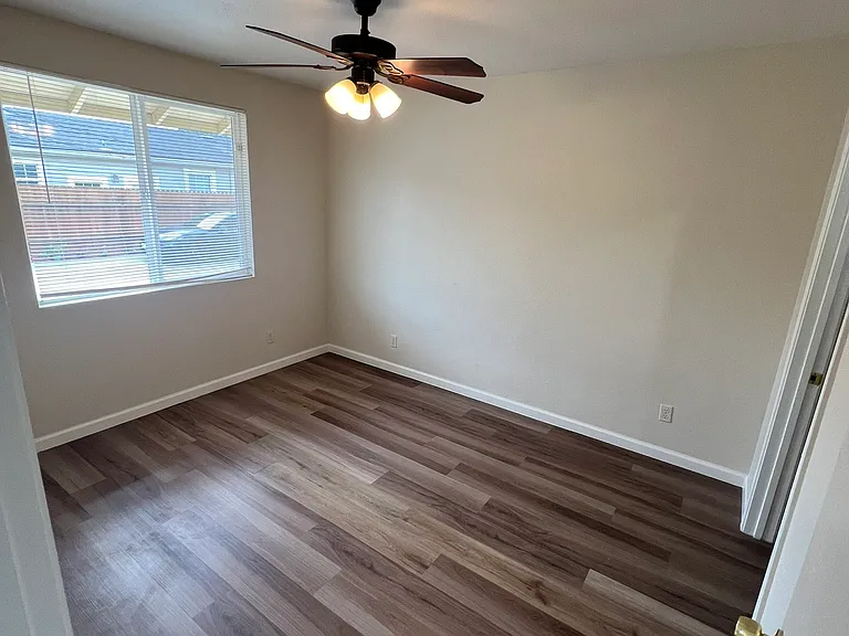 532 Rochex Ave — Photo 11