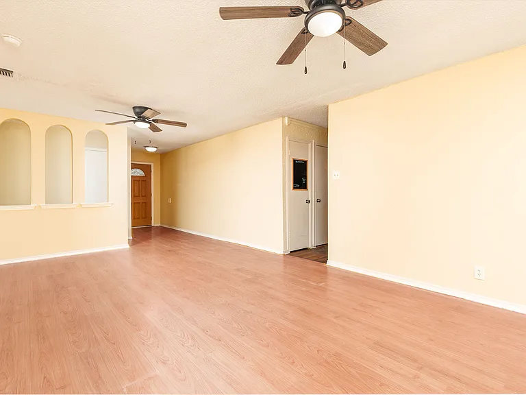 4471 Haymarket St — Photo 9