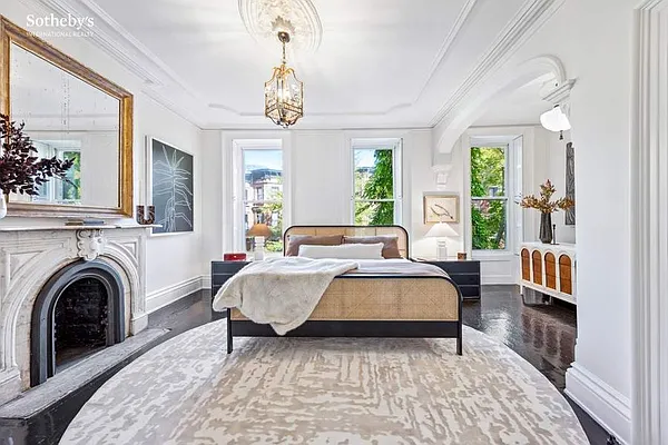 Sold by Sotheby's International Realty | media 9