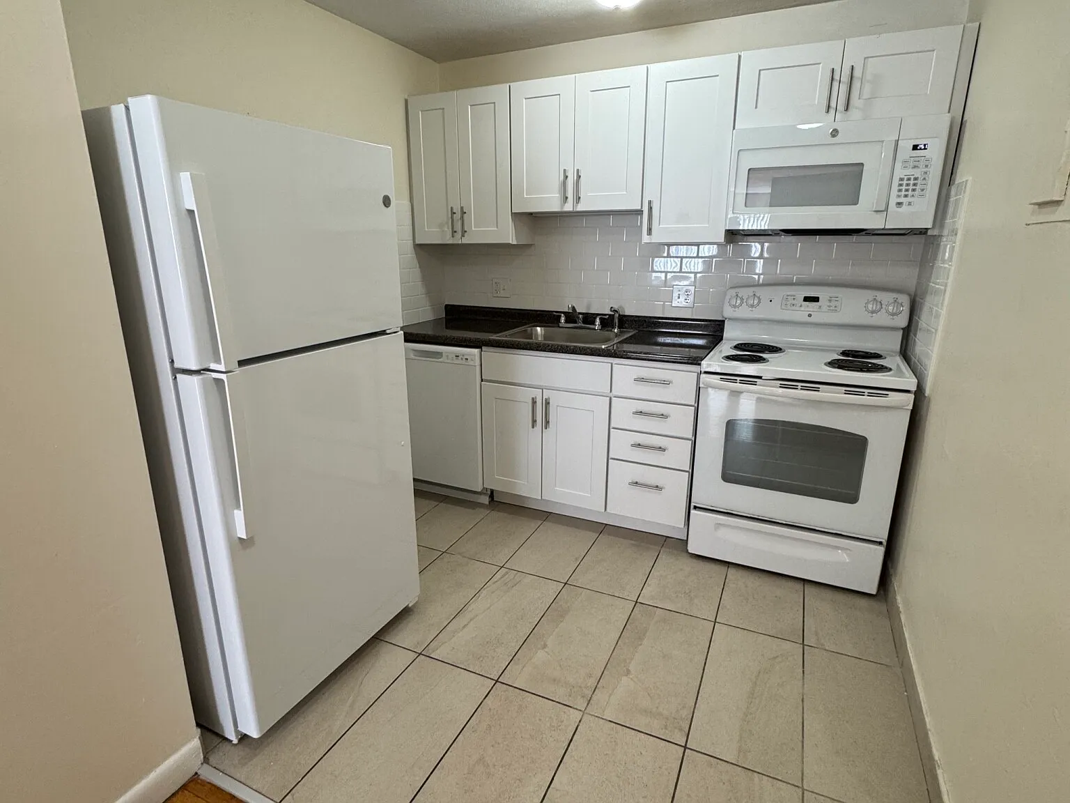 2 bed, $3,200 — Photo 1