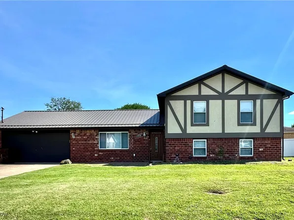 717 Circle Dr, Belpre, OH 45714