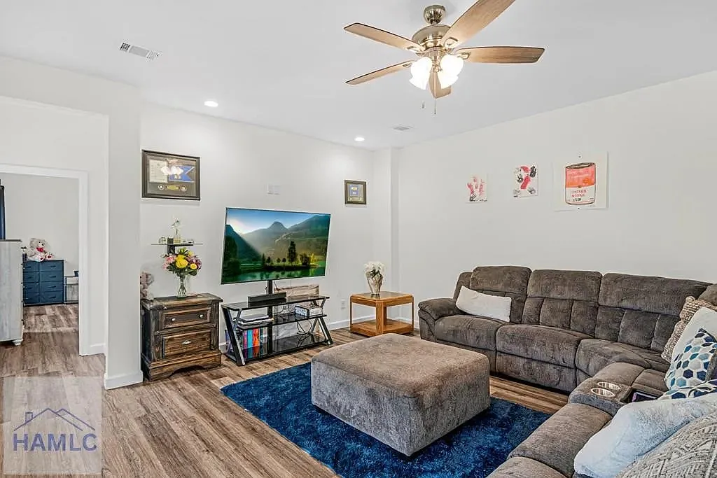 4 bed, 2.5 bath, 2297 sqft, $2,500 — Photo 3