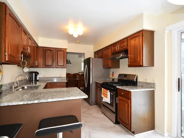277 Southwick Ct, Vernon Hills, IL