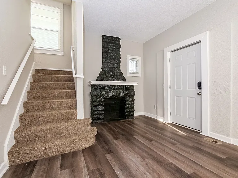 620949_018_living_room_13183978.jpg