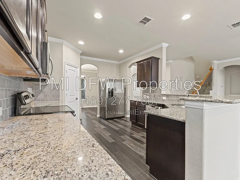 1624 Medina Ln — Photo 9