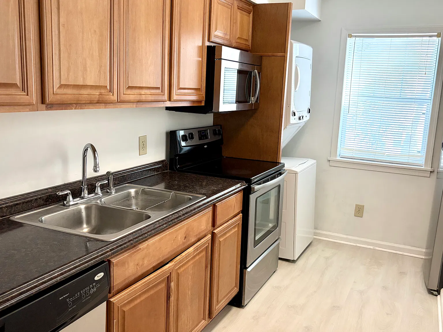 2 bed, 2.5 bath, 1168 sqft, $1,650 — Photo 2
