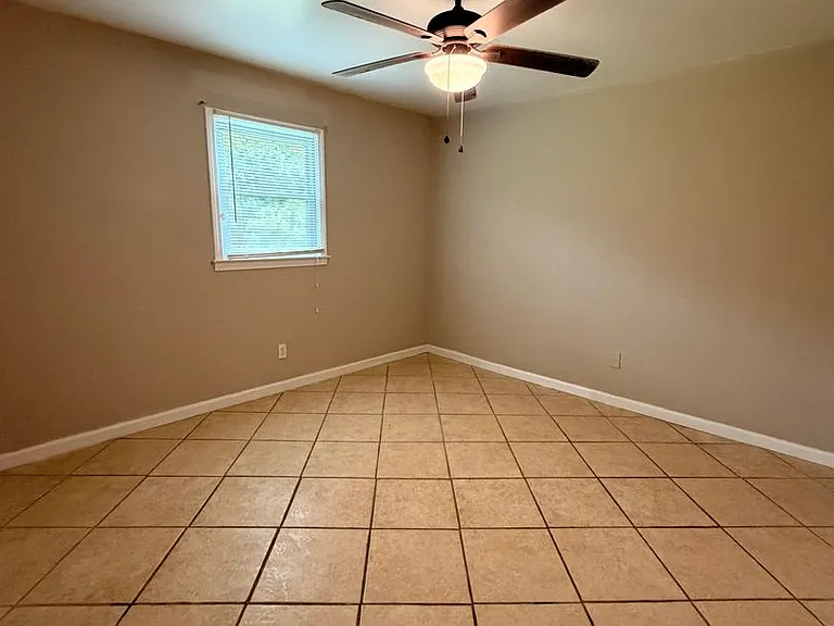 612-614 N College Dr — Photo 12