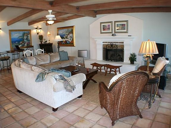 Living room w/fireplace