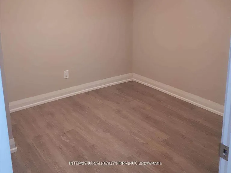 116 Red River Cres #LOWER — Photo 9