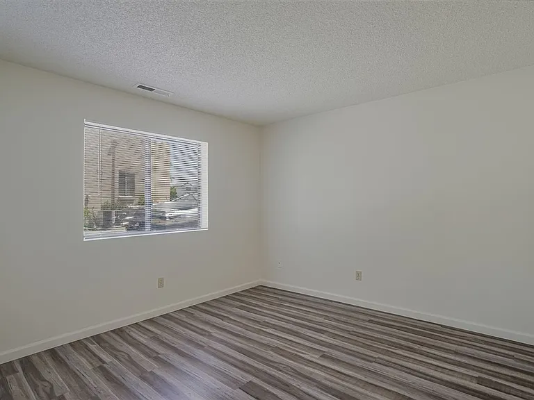 1298 N Tapadero Dr — Photo 14