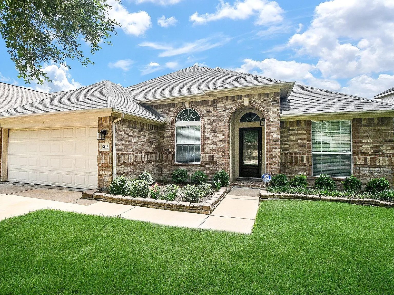 4 bed, 2.0 bath, 2286 sqft, $2,690 — Photo 2