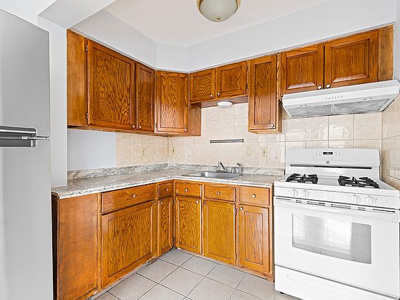 3rd image of 887 Hancock St #2