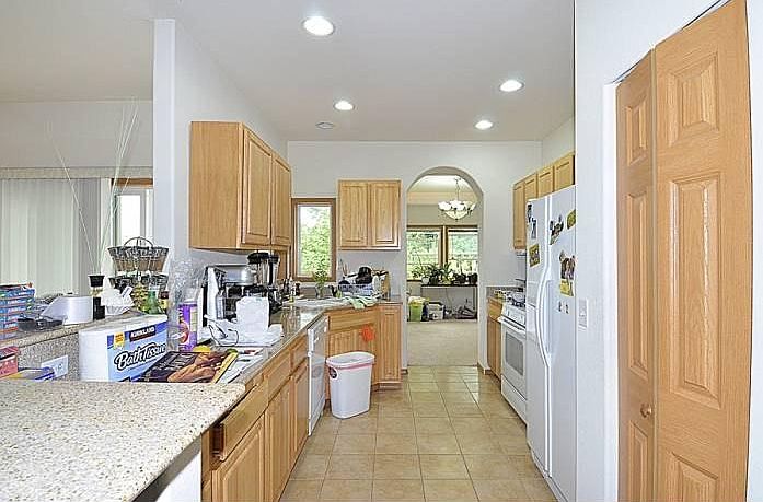 Kitchen looking towards l