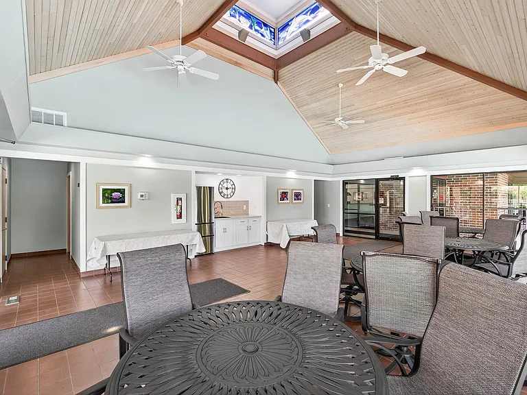Oak Pointe Apartments — Photo 6