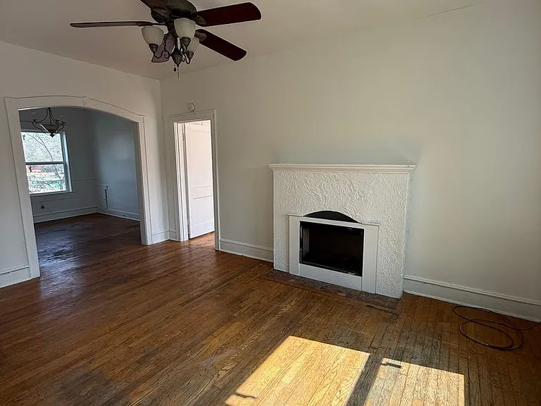202 College St — Photo 8