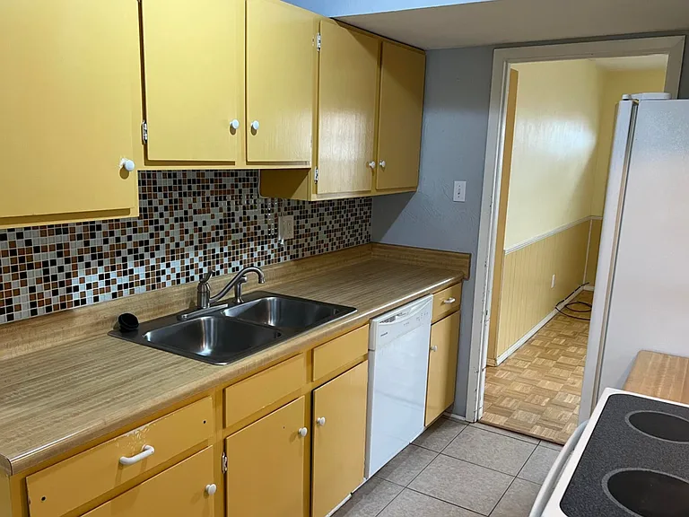 402 Thompson Dr — Photo 16