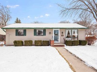 663 Suburban Dr, De Pere, WI