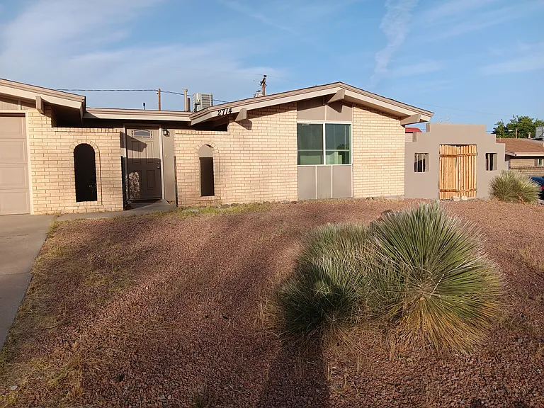 2714 Crestview Dr — Photo 1