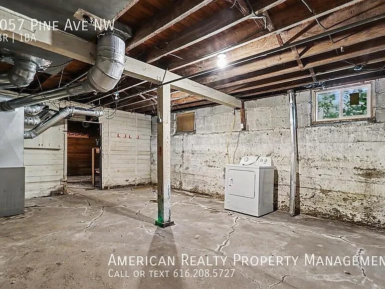 1057 Pine Ave NW — Photo 12