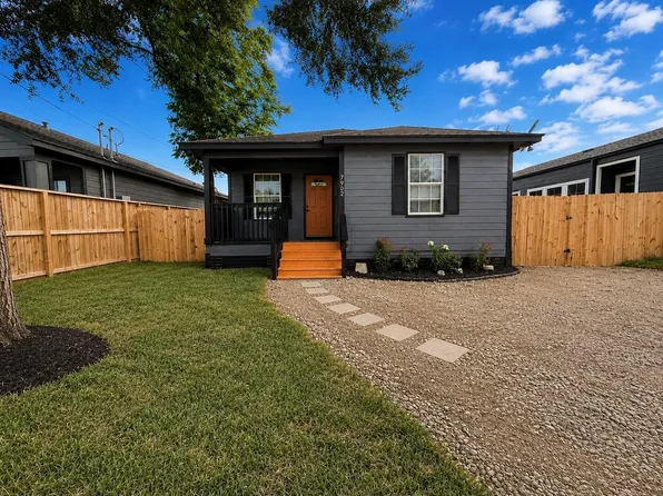7902 Bowen St, Houston, TX 77051