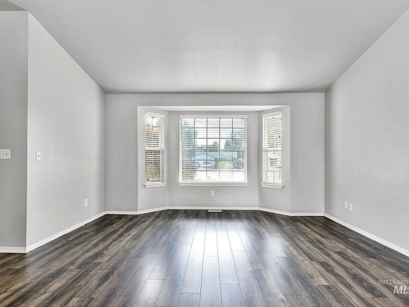 4th image of 6034 N Waterside Pl