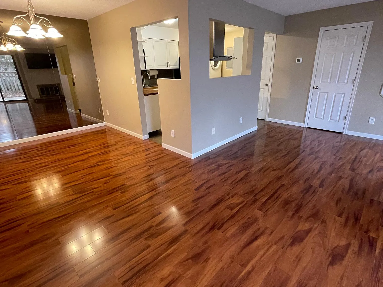 3 bed, 2.5 bath, 1324 sqft, $2,500 — Photo 2