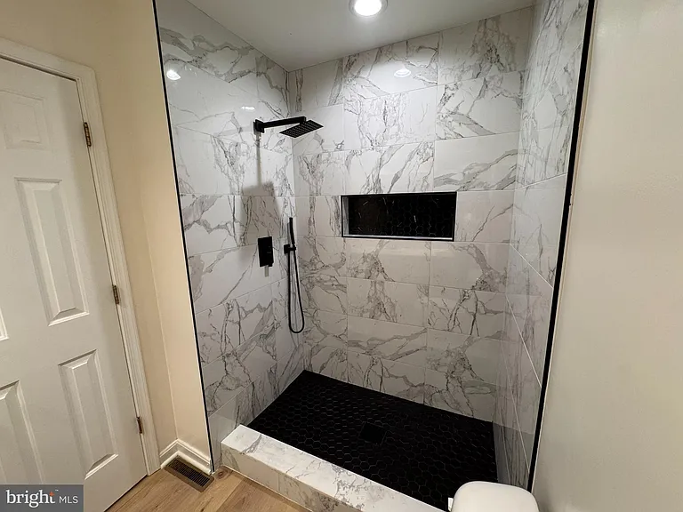 7423 Laura Ln — Photo 11
