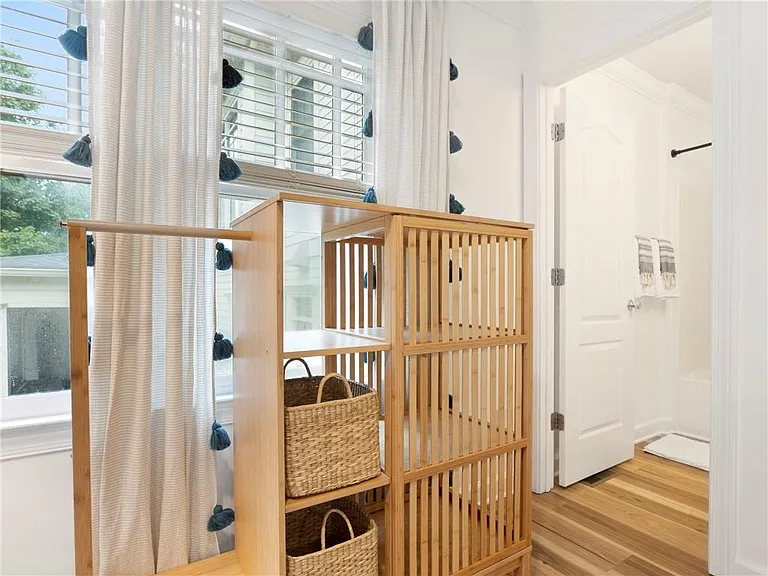 325 Sinclair Ave NE — Photo 16