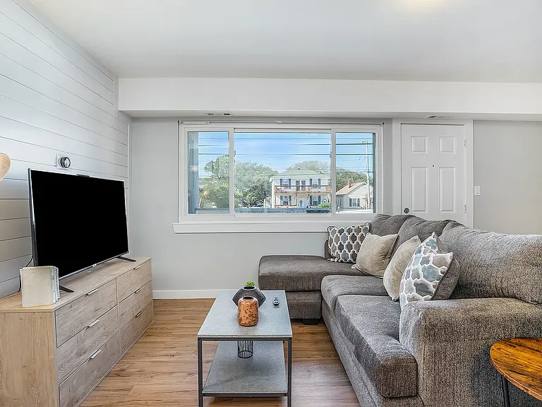 570 W Ocean View Ave #1 — Photo 33