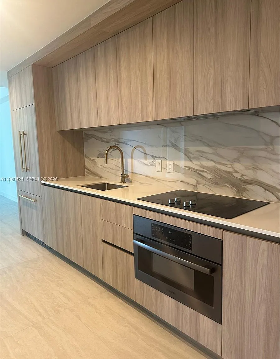 2 bed, 2.0 bath, 1041 sqft, $5,950 — Photo 3