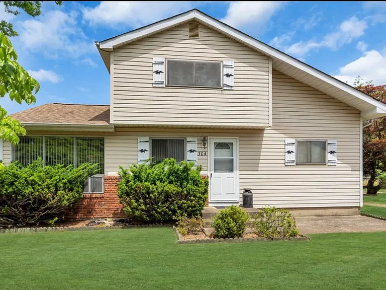 304 Lillian Ln — Photo 2