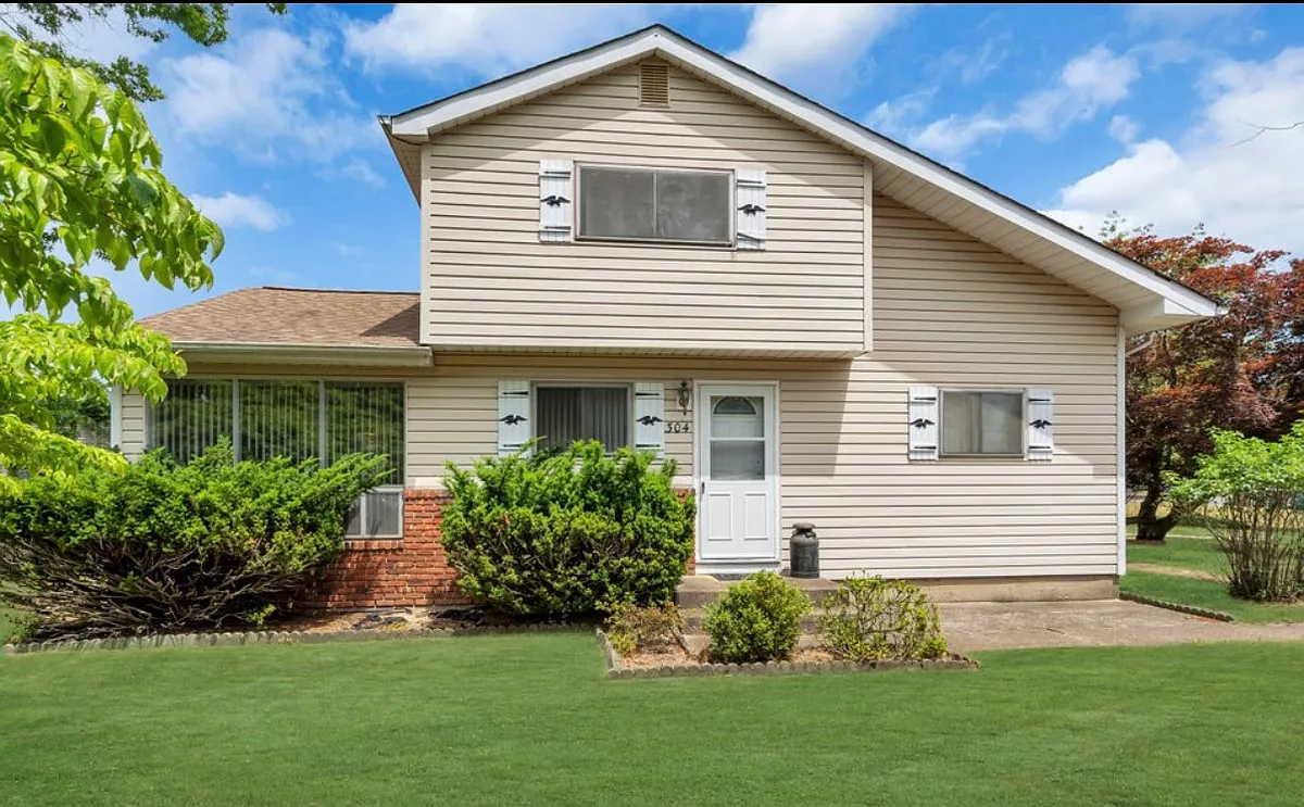 Building Photo - 304 Lillian Ln