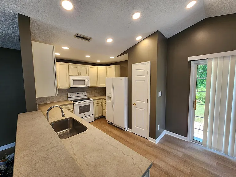 806 Homestead Park Dr — Photo 5
